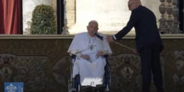 Papa Francesco a sorpresa saluta i fedeli a Piazza San Pietro: “Buona domenica a tutti, grazie tante!”