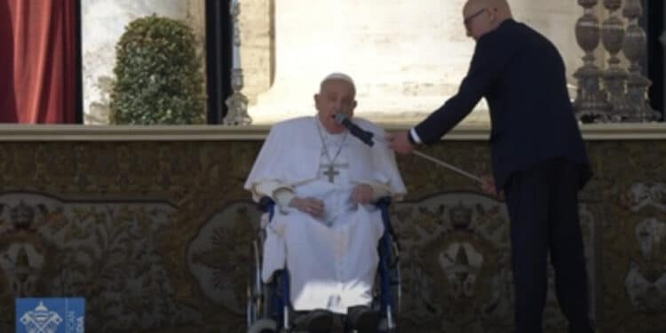 Papa Francesco a sorpresa saluta i fedeli a Piazza San Pietro: “Buona domenica a tutti, grazie tante!”