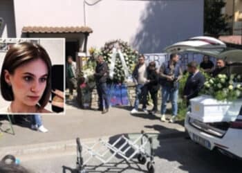 L’ultimo saluto a Ilaria Sula: un’enorme folla per dire “no” alla violenza