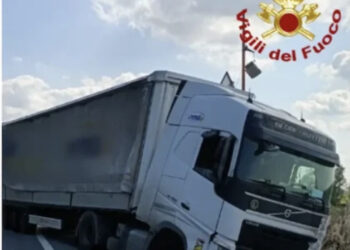 Terribile scontro auto- tir: tre morti