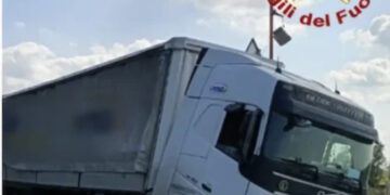 Terribile scontro auto- tir: tre morti