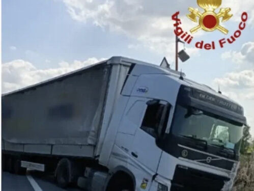 Terribile scontro auto- tir: tre morti