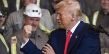 Trump senza freni: “Tutti mi chiamano per baciarmi il c..o”. E la Cina risponde con dazi all’84%