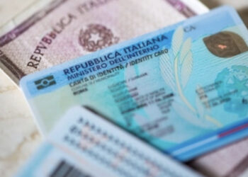 No alla dicitura “padre”/“madre” sulla carta d’identità, la Cassazione: “È discriminatoria”