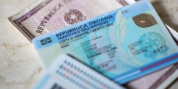 No alla dicitura “padre”/“madre” sulla carta d’identità, la Cassazione: “È discriminatoria”