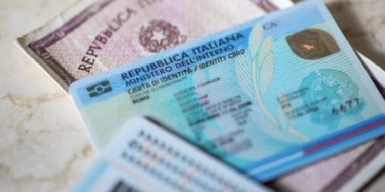 No alla dicitura “padre”/“madre” sulla carta d’identità, la Cassazione: “È discriminatoria”