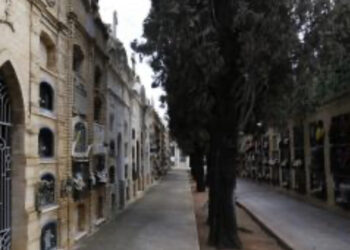 Alghero, crolla una lastra al cimitero: donna di 74 anni cade per due metri in una fossa