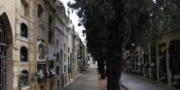 Alghero, crolla una lastra al cimitero: donna di 74 anni cade per due metri in una fossa