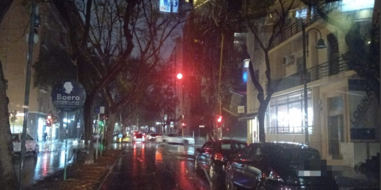 Cagliari, Via Dante al buio: “I pedoni si vedono a malapena, a momenti finivano sotto le auto”