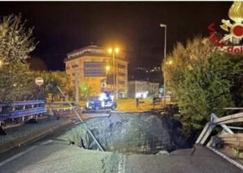 Maltempo, padre e figlio muoiono precipitando in una voragine