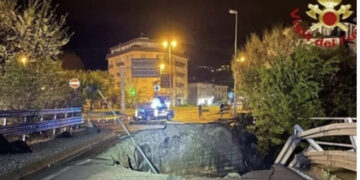 Maltempo, padre e figlio muoiono precipitando in una voragine