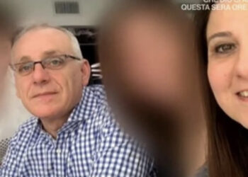 Uccide la moglie nel parcheggio di casa ma nega la premeditazione: le lettere ai figli lo smentiscono