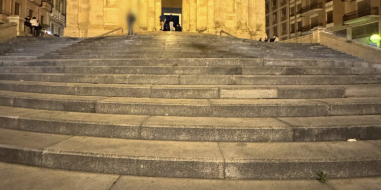 Cagliari, scalinate di Sant’Anna ripulite dai ragazzi e dalle ragazze della movida del sabato sera