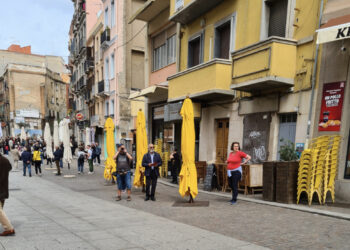 Gesù risorto e la processione de “S’Incontru” nel corso in mezzo agli ombrelloni: dov’erano i vigili urbani per far rispettare l’ordinanza?