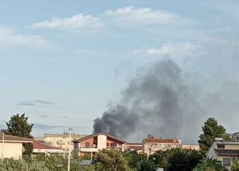 Assemini, auto in fiamme all’interno di un cortile: sul posto i vigili del fuoco