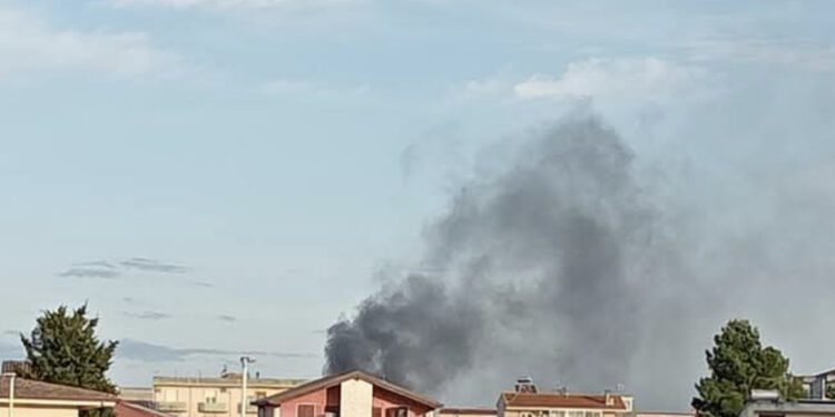 Assemini, auto in fiamme all’interno di un cortile: sul posto i vigili del fuoco