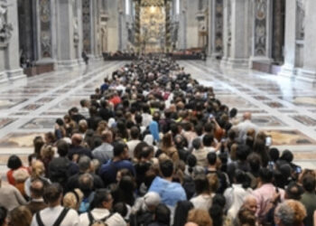 Papa Francesco, l’immenso abbraccio dei fedeli: ore di fila per l’omaggio al Pontefice del popolo