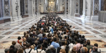 Papa Francesco, l’immenso abbraccio dei fedeli: ore di fila per l’omaggio al Pontefice del popolo
