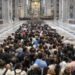 Papa Francesco, l’immenso abbraccio dei fedeli: ore di fila per l’omaggio al Pontefice del popolo