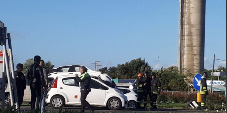 Assemini, scontro frontale fra 3 auto sulla Ss 130: diversi i feriti