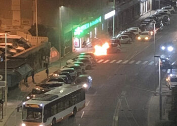 Cagliari, panico in via Bacaredda: prende fuoco un’auto