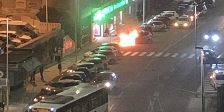 Cagliari, panico in via Bacaredda: prende fuoco un’auto