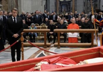 Papa Francesco, chiusa la bara: una folla di 250 mila persone ha salutato il Pontefice