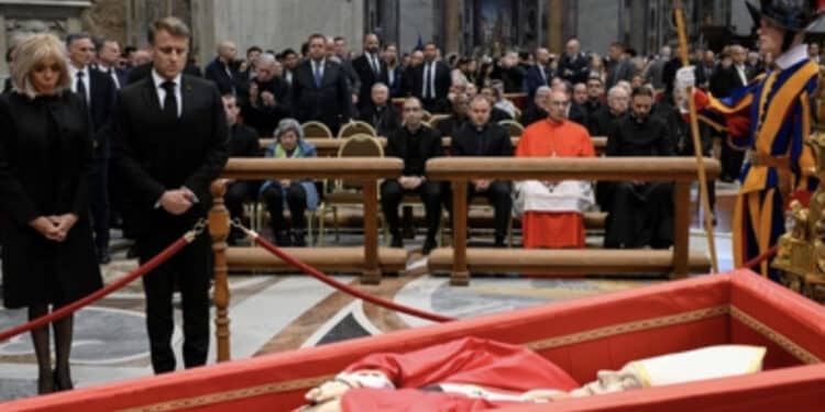 Papa Francesco, chiusa la bara: una folla di 250 mila persone ha salutato il Pontefice
