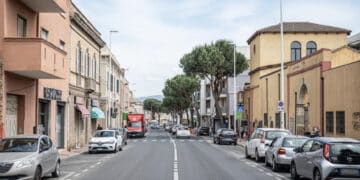 Pirri, auto pirata investe uno scooter e fugge via senza fermarsi