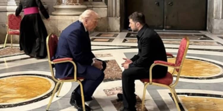La foto storica: Trump e Zelensky, incontro prima dei funerali di Papa Francesco