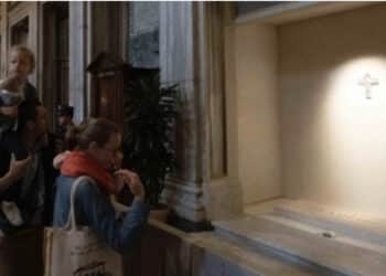 Papa Francesco, l’ondata d’amore non si ferma: 200 mila persone a San Pietro