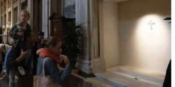 Papa Francesco, l’ondata d’amore non si ferma: 200 mila persone a San Pietro