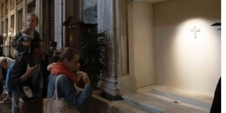 Papa Francesco, l’ondata d’amore non si ferma: 200 mila persone a San Pietro