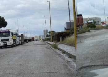 Elmas, via delle Miniere strada della paura: “Sfrecciano come missili, ogni giorno un rischio”