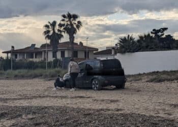 Quartu, due turiste si insabbiano con l’auto sulla spiaggia di Sant’Andrea: necessario l’intervento della municipale