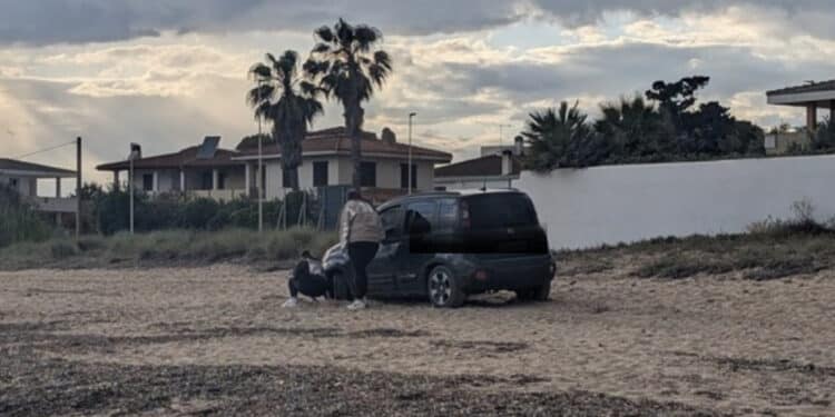 Quartu, due turiste si insabbiano con l’auto sulla spiaggia di Sant’Andrea: necessario l’intervento della municipale