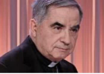 Becciu, “Le Iene” rivelano le chat di un ipotetico complotto: “Una macchinazione che ha ingannato il Papa”