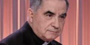 Becciu, “Le Iene” rivelano le chat di un ipotetico complotto: “Una macchinazione che ha ingannato il Papa”