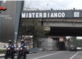 Uccide la figlia di pochi mesi lanciandola dal balcone