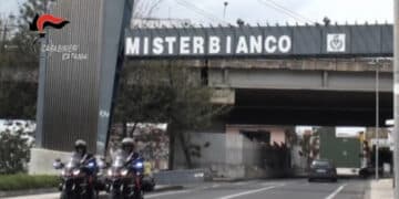 Uccide la figlia di pochi mesi lanciandola dal balcone