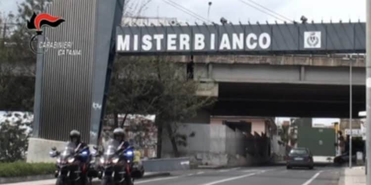 Uccide la figlia di pochi mesi lanciandola dal balcone