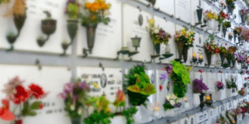 Cimiteri violati: dai fiori agli anelli e ai bracciali spariti dalle mani dei defunti