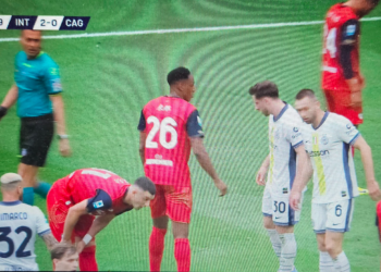 Inter-Cagliari, i rossoblù giocano con i nomi dei giocatori tutti in cinese: si scatena l’ironia dei tifosi sui social