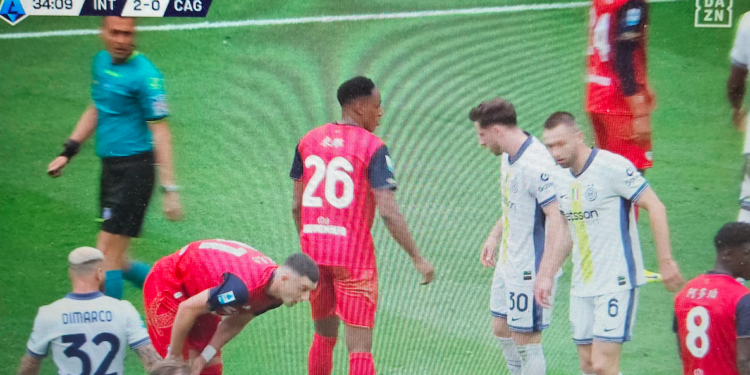 Inter-Cagliari, i rossoblù giocano con i nomi dei giocatori tutti in cinese: si scatena l’ironia dei tifosi sui social