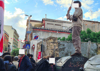 Cagliari, i Quattro Mori sventolano tra i rifiuti sotto l’arco di Palabanda