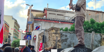 Cagliari, i Quattro Mori sventolano tra i rifiuti sotto l’arco di Palabanda