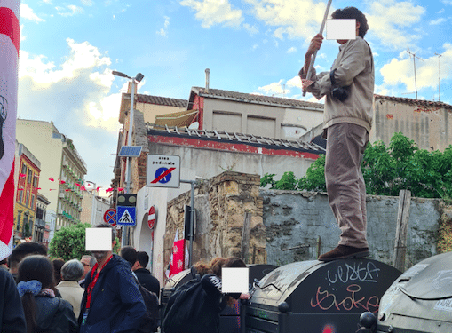 Cagliari, i Quattro Mori sventolano tra i rifiuti sotto l’arco di Palabanda