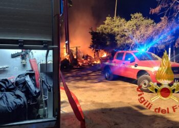 In fiamme un chiosco bar sulla spiaggia in Costa Smeralda: l’allarme dai passanti