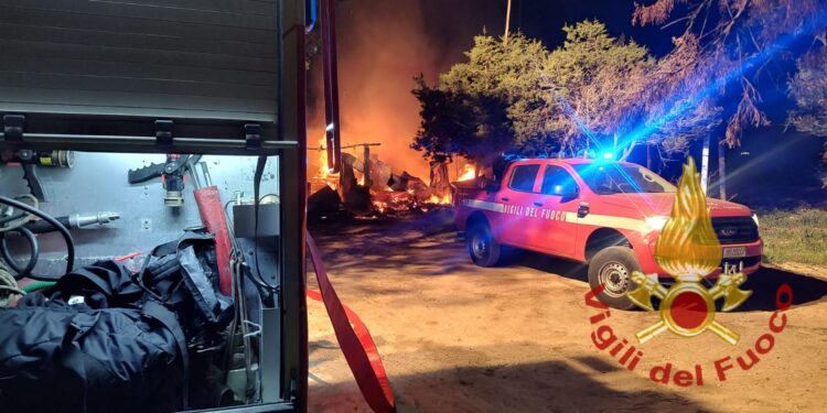 In fiamme un chiosco bar sulla spiaggia in Costa Smeralda: l’allarme dai passanti