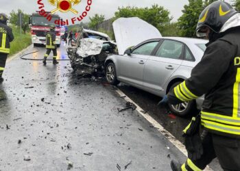 Terribile schianto per il maltempo, si scontrano tre auto nel Nuorese: morto un 76enne, grave 29enne